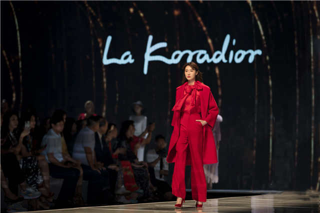 1577437237710354.jpg 李斯羽走秀1.jpg